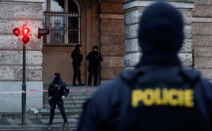 La policía hace guardia tras el tiroteo en la Universidad Carolina en Praga (República Checa), el 22 de diciembre de 2023.