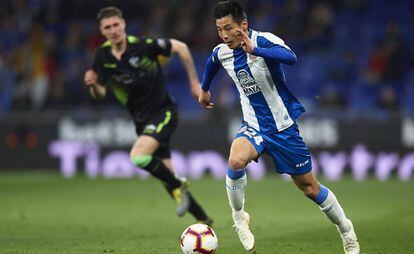 Wu Lei controla el balón en el Espanyol-Huesca. 