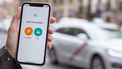 Una persona utiliza la aplicación de Joinup, que ahora incluye parkings además de taxis.