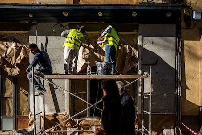Trabajadores en un andamio en la calle Bravo Murillo, en Madrid.
