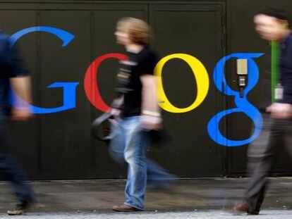Un grupo de personas pasa delante del logo de Google en su sede de Zurich, Suiza.