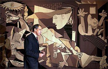 El embajador ruso ante la ONU pasa frente al tapiz del <i>Guernica</i>, destapado tras las protestas internacionales.