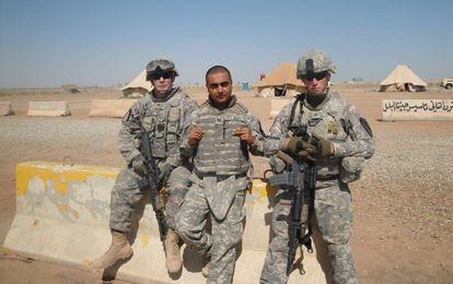 El traductor iraquí Sham Hasan, que ahora tiene 30 años, en 2011 entre dos soldados estadounidenses en Nassiriya (Irak), en una fotografía faciliada por él
