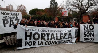 Vecinos de Hortaleza se concentran este domingo en defensa de los niños migrantes acogidos en un centro de este distrito madrileño.