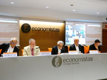 De izquierda a derecha: José Manuel Lago, Roberto Pereira, Valentín Pich, José García Montalvo y José Ignacio Conde-Ruiz, en el Consejo General de Economistas.