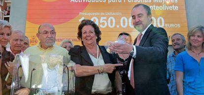 La alcaldesa de Valencia, Rita Barber&aacute;, bromea con el consejero de Bienestar Social, Jorge Cabr&eacute;, este mi&eacute;rcoles en un acto.
