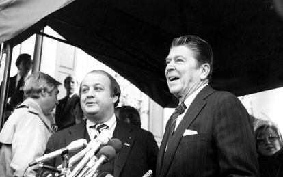 Brady en enero de 1981 junto a Reagan.