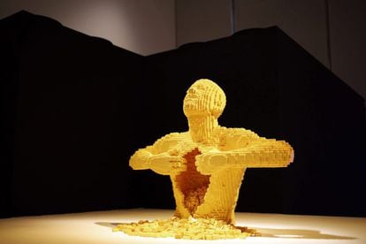El escultor estadounidense afincado en Nueva York, Nathan Sawaya, recorre Estados Unidos, Asia y Australia con su colección 'The Art of the Brick' (El arte del ladrillo), una muestra de 52 esculturas construidas a partir de bloques de Lego.