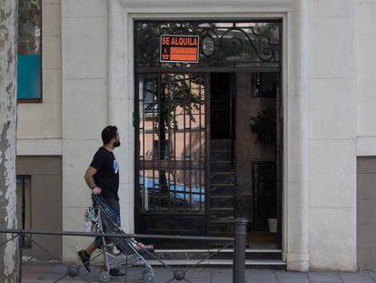 Cartel de alquiler en la calle Príncipe de Vergara en el madrileño distrito de Salamanca.