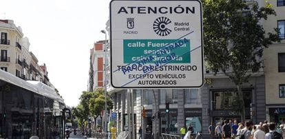 Cartel anunciando las restricciones de tráfico a Madrid Central.