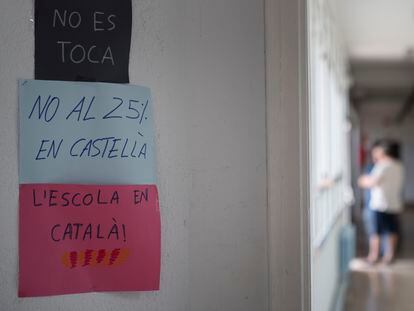 Mensajes en defensa del modelo de inmersión lingüística, en un centro del área de Barcelona.