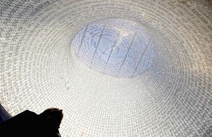 Un visitante en la Habitación Azul Cobalto, bóveda de plástico serigrafiada con mensajes de apoyo a las víctimas del 11-M en la estación de Atocha,de Madrid.