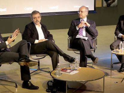 Guilelrmo Solana (director del Thyssen), Manuel Borja-Villel (director del Reina Sofía), Rafael Sierra (moderador) y Miguel Zugaza (director del Prado), este martes en la Fundación Telefónica de Madrid.