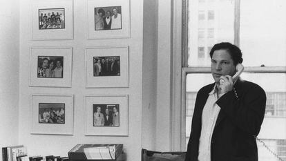 Harvey Weinstein, en su despacho en Miramax, en Nueva York en abril de 1989. En vídeo, el tráiler de 'Intocable'.