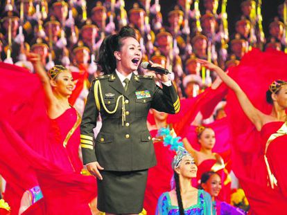 La soprano militar Peng Liyuan, interpretando &lsquo;Camino al resurgimiento&rsquo; en el Gran Palacio del Pueblo de Pek&iacute;n, en septiembre de 2009.