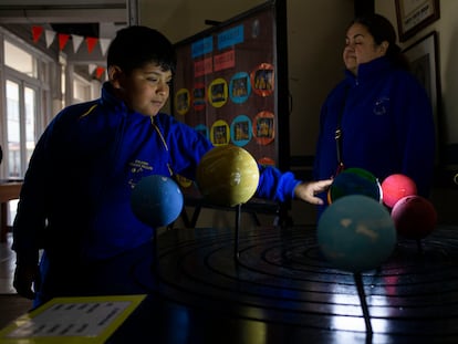 Un niño frente a una maqueta del sistema solar en una escuela de Santiago (Chile), en 2019.