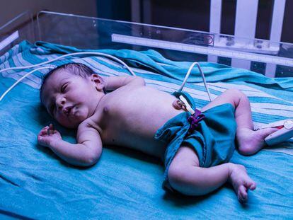 Un recién nacido en Pune (Maharashtra, India), en 2016.