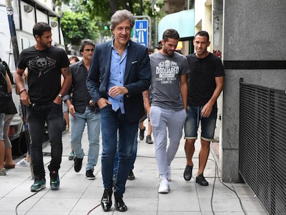 El l&iacute;der del gremio de futbolistas, Sergio Marchi, junto a los jugadores Maximiliano Rodr&iacute;guez, Fernando Gago y Sebasti&aacute;n Dom&iacute;nguez.