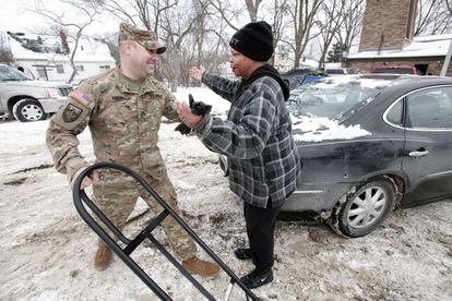 La Guardia Nacional de Michigan reparte agua a los residentes de Flint.