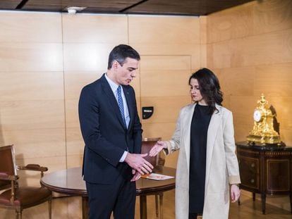 Pedro Sánchez saluda a Inés Arrimadas en una sala del Congreso de los Diputados, el pasado diciembre.