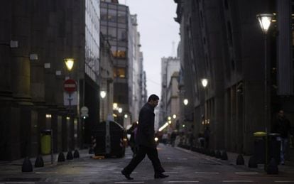 Un hombre camina por el distrito financiero en Buenos Aires