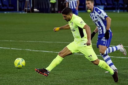 Luis Suárez remata a puerta durante el Alavés-Atlético del pasado domingo disputado en Mendizorroza.