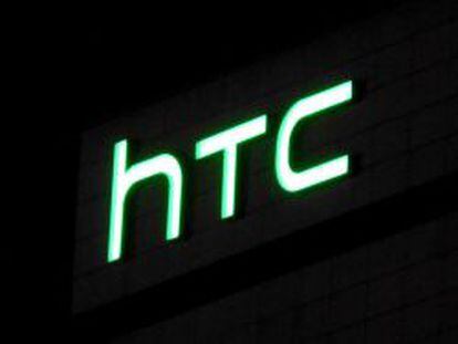 Logotipo de HTC en su sede central en Taipei (Taiwan).