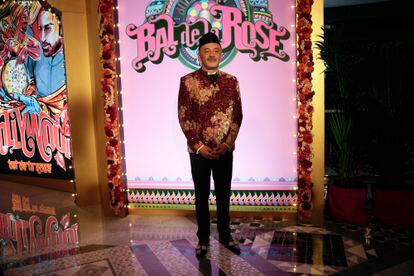 El diseñador Christian Louboutin ha sido un año más el encargado de la decoración del baile de la Rosa. Lo hace desde 2019. Louboutin ha apostado este 2023 por colocar 12.000 rosas y recrear un ambiente propio de Bollywood, la célebre industria del cine de Bombái, India. 