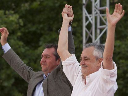 El expresidente de la Junta de Andalucía, José Antonio Griñán, y el entonces candidato socialista a la alcaldía de Sevilla, Juan Espadas, durante el mitin electoral celebrado en Sevilla durante la campaña de las elecciones municipales de 2011.
