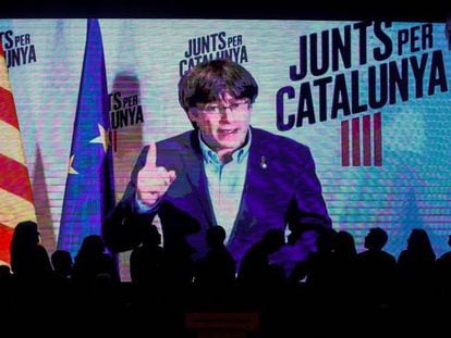 El expresidente de la Generalitat, Carles Puigdemont, interviene por videoconferencia en un acto de la campaña electoral. En vídeo, declaraciones de Puigdemont tras los resultados de las elecciones generales.