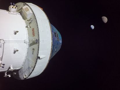 Selfi de la nave Orion con la Tierra y la Luna de fondo.