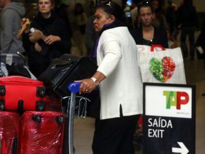 Colas en la facturaci&oacute;n de equipajes de la compa&ntilde;&iacute;a TAP en el aeropuerto de Lisboa.