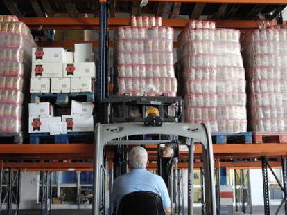 Un hombre almacena alimentos para familias desfavorecidas en Sevilla.