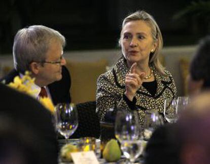 La secretaria de Estado de EE UU, Hillary Clinton, y el ministro de Exteriores australiano, Kevin Rudd, en la APEC.