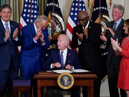 Joe Biden firma Ley de Reducción de la Inflación de 2022 el pasado 16 de agosto en la Casa Blanca, en Washington.