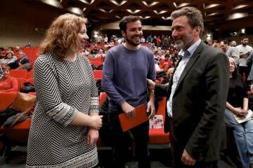 De izquierda a derecha: María Jesús Alonso, Alberto Garzón y Mauricio Valiente en la asamblea regional de abril de 2016.