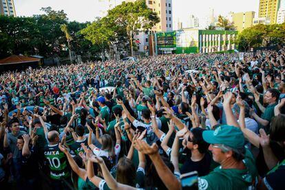 Aficionados del Chapecoense recuerdan a las v&iacute;ctimas del accidente.