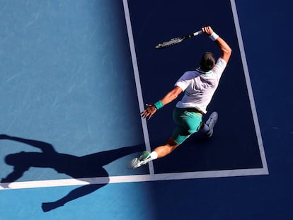 Djokovic resta durante el partido contra Dafoe en la Rod Laver Arena de Melbourne.