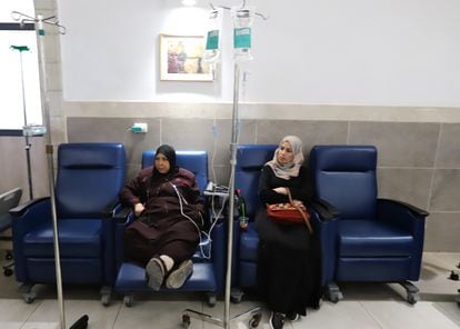 Pacientes palestinas de Hebrón (Cisjordania), en una sala de quimioterapia del hospital Augusta Victoria de Jerusalén.