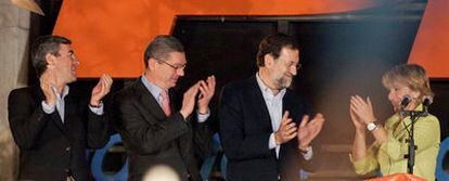 Ángel Acebes, Alberto Ruiz-Gallardón y Mariano Rajoy aplauden a Esperanza Aguirre en el balcón de la sede popular en Génova.