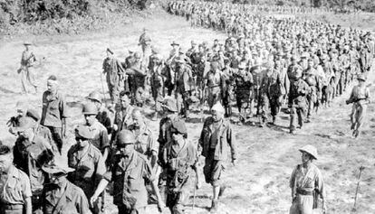 Soldados franceses prisioneros tras rendirse a las tropas nordvietnamitas al acabar la batalla de Dien Bien Phu, en mayo de 1954.