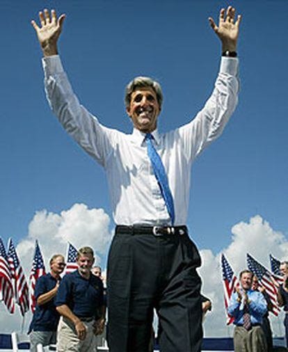 John Kerry recibe el aplauso de sus seguidores durante un mitin.