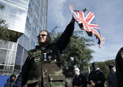 Un excombatiente de la guerra de Malvinas quema una bandera del Reino Unido.