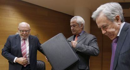 El presidente de Ausbanc, Luis Pineda (en el centro), comparece en la comisi&oacute;n de la CAM en las Cortes valencianas.