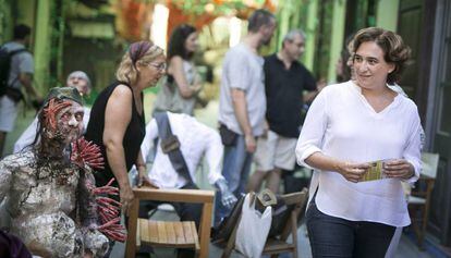 La alcaldesa de Barcelona, Ada Colau, visitando las fiestas de Gr&agrave;cia