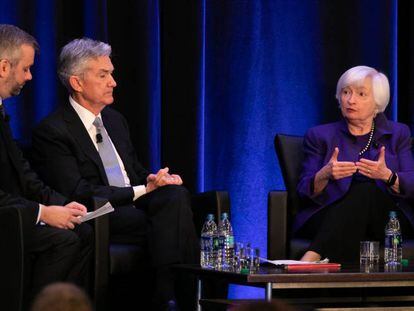 El presidente de la Fed, Jerome Powell, y la secretaria del Tesoro de EE UU, Janet Yellen, durante un debate el pasado marzo