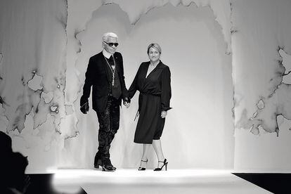 Lagerfeld (director creativo de las colecciones de piel y prêt-à-porter desde 1965) y Silvia Venturini Fendi sobre la pasarela (2010).