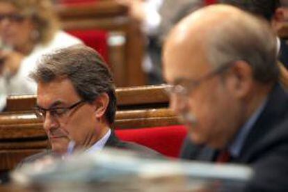 El presidente de la Generalitat, Artur Mas (i), y el conseller de Economía, Andreu Mas-Colell (d), durante la sesión de control en el Parlament. EFE/Archivo