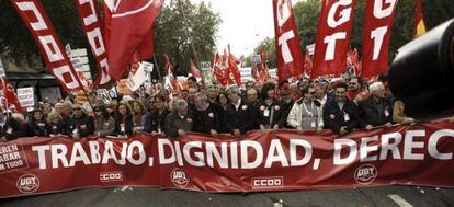 Cabeza de la manifestación del 1 de mayo de 2012, organizada por los sindicatos en Madrid bajo el lema "Trabajo, dignidad, derechos. Quieren acabar con todo" para celebrar el Primero de Mayo