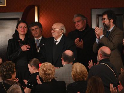 La familia de Montserrat Caballé desde el palco, agradeciendo ayer el homenaje del Liceo.